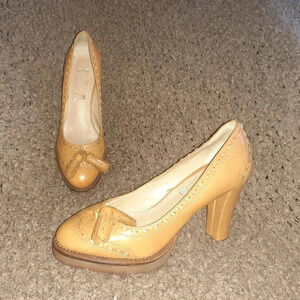 UTERQUE-Tan Leather Wingtip Pumps